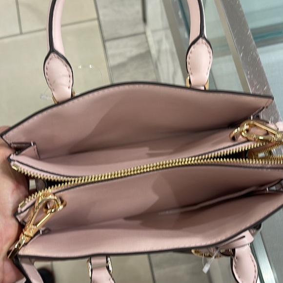 MICHAEL KORS
Sheila Small Faux Saffiano Leather Satchel
Optic White/Rose Gold - Picture 6 of 16